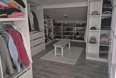 Casă cu 3 camere în Dumbrăvița