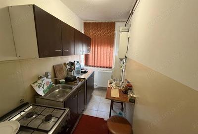 Apartament cu 3 camere semidecomandat în Km 4 - 3