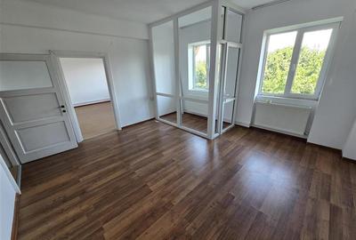 Apartament cu 2 camere semidecomandat, mobilat în Hărmanului