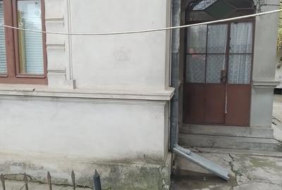 Casă cu 3 camere cu Teren 2500 Mp în Central - 2