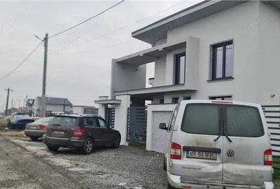 Casă cu Teren 722 Mp în Livada - 1