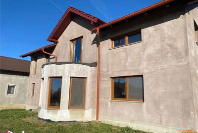 Casă cu 6 camere cu Teren 923 Mp în Târnova - 2