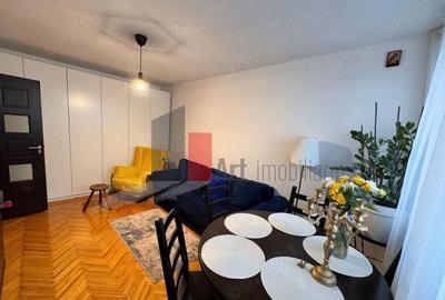 Apartament cu 3 camere de vanzare in zona Pajura.