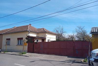 Casă cu 4 camere cu Teren 1070 Mp în Girocului