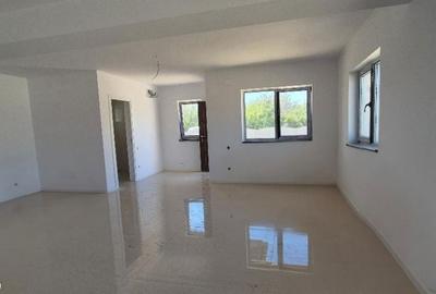 Casă cu 4 camere cu Teren 400 Mp în Clinceni