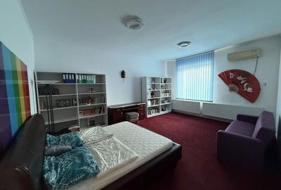 Spațiu comercial, de 70 mp, în Central - 4