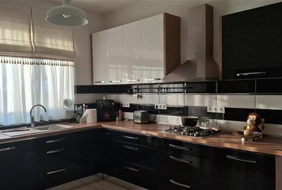 Casă individuală cu 6 camere cu Canalizare în Central - 3