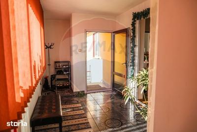Casă cu 8 camere cu Teren 946 Mp în Central - 2
