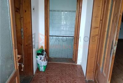 Casă cu 3 camere decomandat cu Teren 1378 Mp în Costești - 1