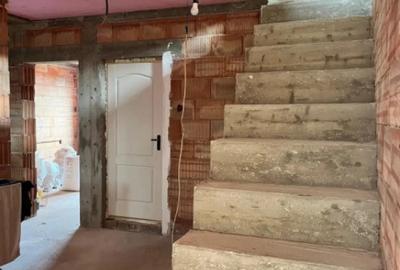 Casă cu 5 camere cu Teren 3100 Mp în Măneuți - 4