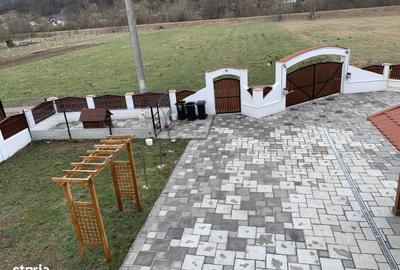 Casă cu 4 camere cu Teren 1000 Mp în Central - 2