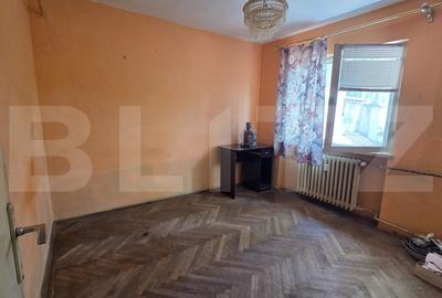 Apartament de vanzare cu 3 camere, 48 mp, zona Valea Rosie