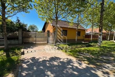 Casă individuală cu 4 camere cu Canalizare în Central - 1