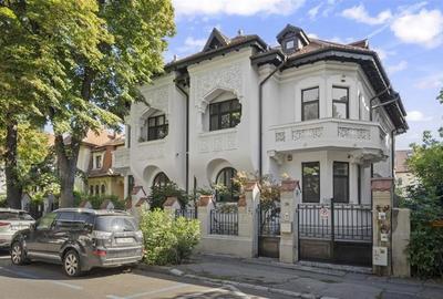 Casă individuală cu 9 camere cu Teren 200 Mp în Central - 1