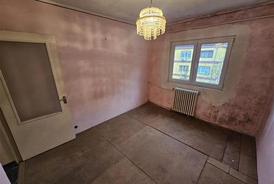 Apartament cu 3 camere decomandat în Micro IV - 23