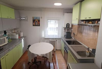 Apartament cu 3 camere semidecomandat în Central - 1