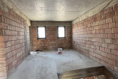 Casă cu 4 camere cu Teren 376 Mp în Stupini