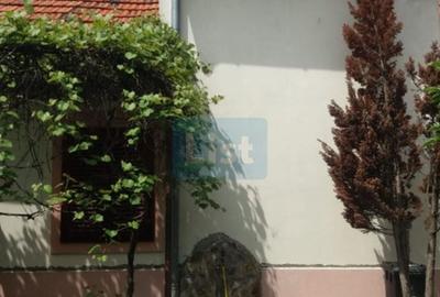 Casă cu 9 camere cu Canalizare în Centru Civic - 3