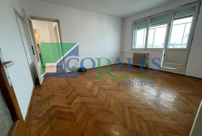 Apartament cu 3 camere semidecomandat în Take Ionescu