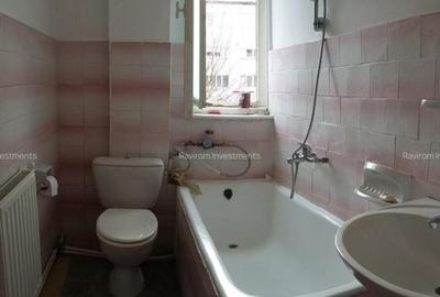 Apartament trei camere etaj 2 nemobilat 9 Mai vis - a - vis de Sportiv - 7