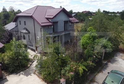 Vila de vanzare, cu 6 camere, 230 mp, zona Samurcasi