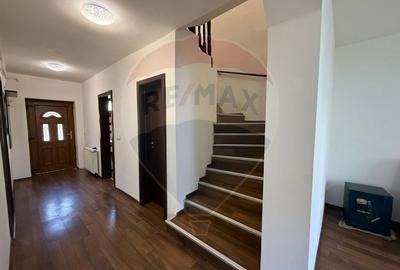 CASA  cu 5 camere de vanzare in Selimbar - 2