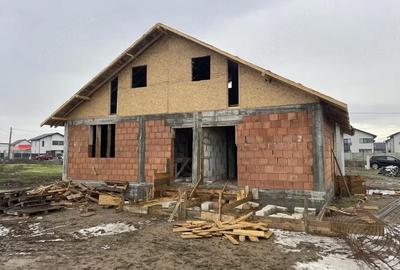 Casă cu Teren 275 Mp în 1 Decembrie