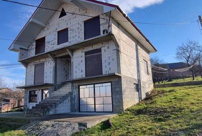 Casa cu etaj si curte - 6