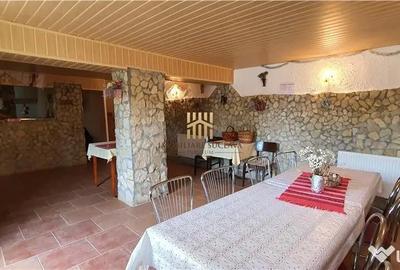 Casă cu 10 camere cu Teren 700 Mp în Durău - 1