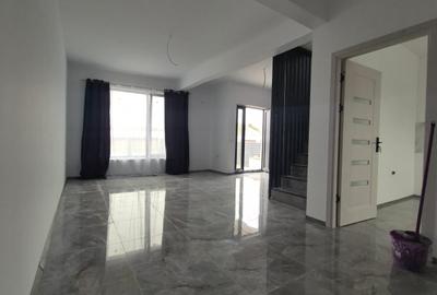 Casă cu 4 camere cu Canalizare în Lumina - 1