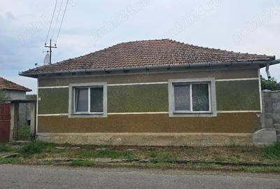Vand casa loc SUMUGIU, sc 200 mp , parte casa noua la rosu , teren 2670 mp, la sosea, front mare - 2
