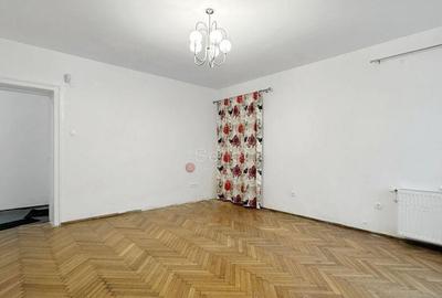 Casă cu 5 camere cu Canalizare în Central - 4