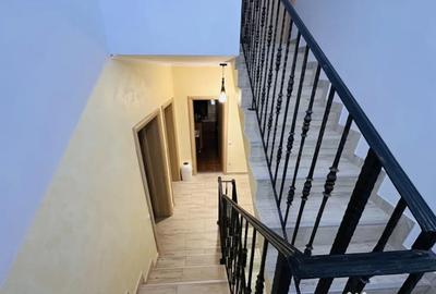 Casă cu 5 camere cu Teren 250 Mp în Roșu - 1