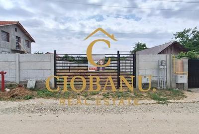 Teren intravilan imprejmuit cu gard de beton de vanzare