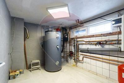 Casă cu 9 camere cu Teren 650 Mp în Tractorul - 59