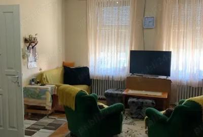 Vand casa , situata central , str. T.Popovici nr.2 - 6