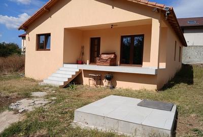 Casă cu 4 camere în Frumușani - 1