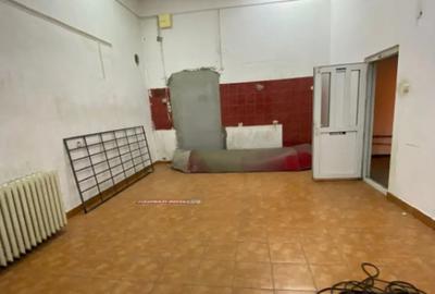 Spațiu comercial, de 50 mp, în Central - 3