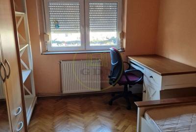 Apartament cu 4 camere decomandat, mobilat în Plopilor - 1