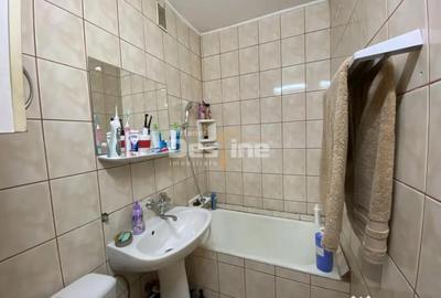 Apartament cu 3 camere decomandat în Florilor