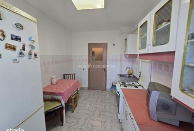 Apartament cu 4 camere decomandat, mobilat în Republicii