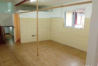 Spațiu comercial, de 120 mp, în Central - 7