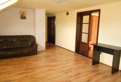 Ofer de inchiriat casa