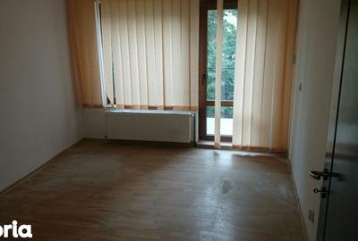 Casă cu 4 camere cu Teren 100 Mp în Central - 2