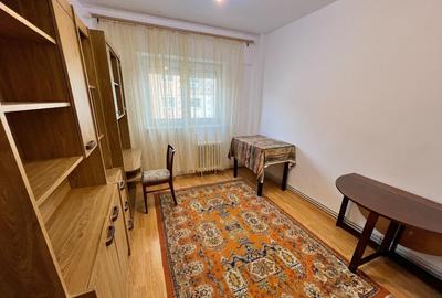 INCHIRIEZ apartament 4 camere decomandat, zona Vasile Aaron - 1