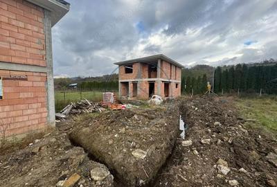 Casă cu 4 camere cu Teren 350 Mp în Central - 1