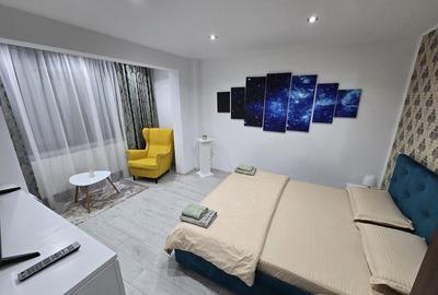 Apartament cu 3 camere semidecomandat, mobilat în Podul de Piatră