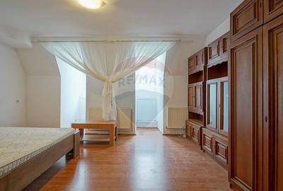 Apartament cu 3 camere decomandat în Centrul Istoric