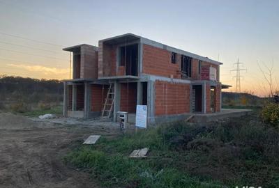 Casă cu 4 camere cu Teren 270 Mp în Dumbrăvița