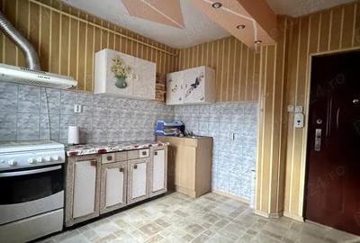 Vand apartament cu 3 camere in Micro 13 B, Gala?i 57000 Negociabil